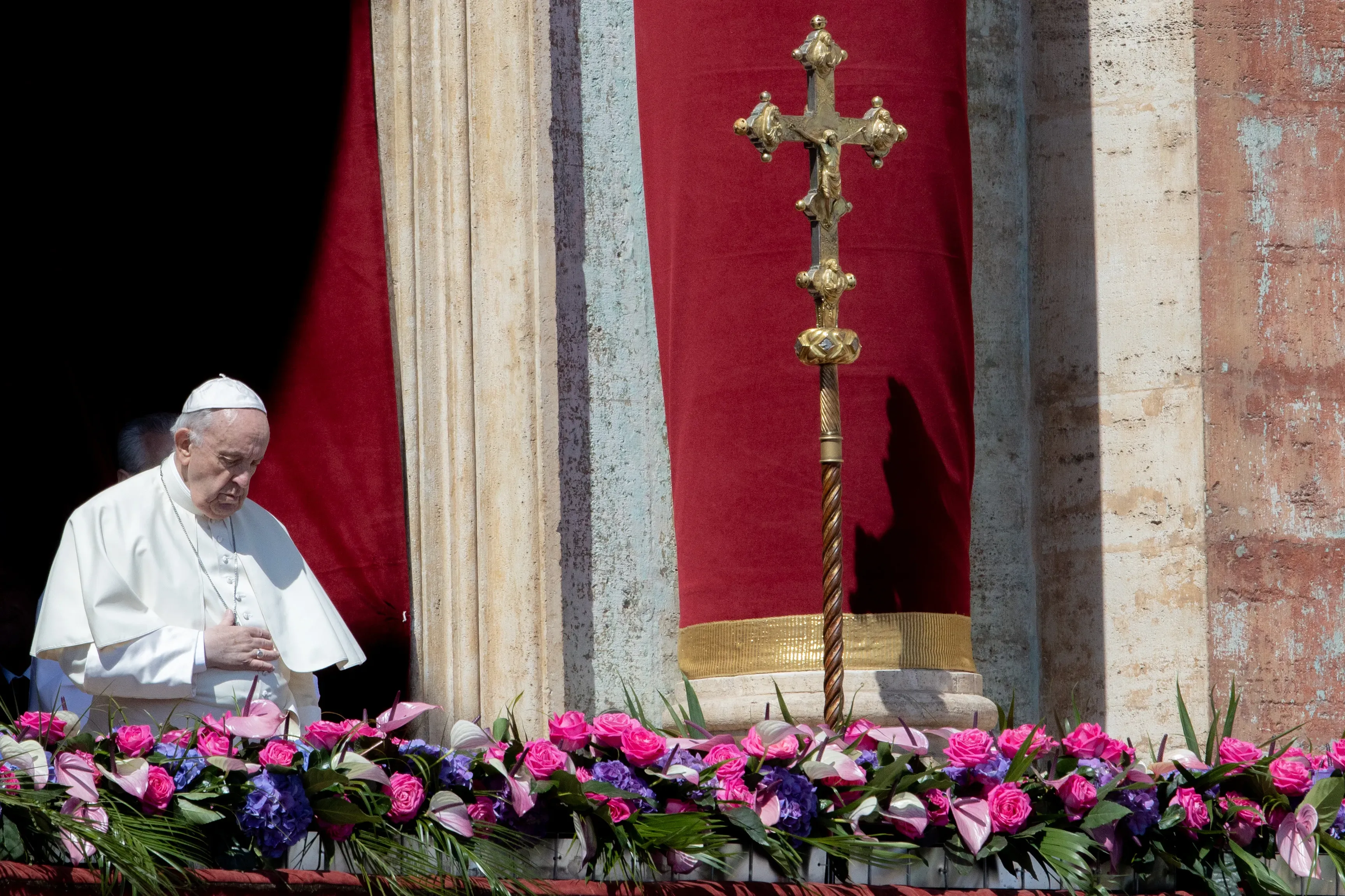 Pope Francis gives the Urbi et Orbi blessing for Easter 2022. Daniel Ibanez/CNA
