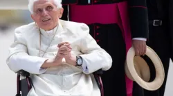 Benedict XVI prepares to board a plane at Munich airport, June 22, 2020. Credit: Sven Hoppe/Pool/AFP via Getty Images