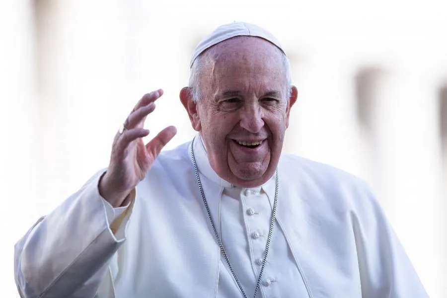 Pope Francis greets pilgrims in St. Peter's Square, Nov. 27, 2019. Credit: Daniel Ibáñez/CNA