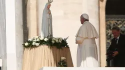 Pope Francis prays before Our Lady of Fatima May 13, 2015. Credit: Daniel Ibanez/CNA.