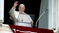 Pope Francis greets pilgrims at his Angelus address Aug. 30, 2020. Credit: Vatican Media/CNA.