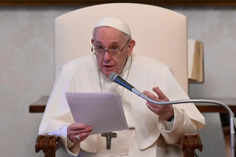 Pope Francis gives his general audience address in the library of the Apostolic Palace April 28, 2021./ Vatican Media.