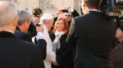 Mexican journalist Valentina Alazraki meets with Pope Francis at the general audience in St. Peter's Square on December 16, 2015. Credit: Daniel Ibañez/CNA.