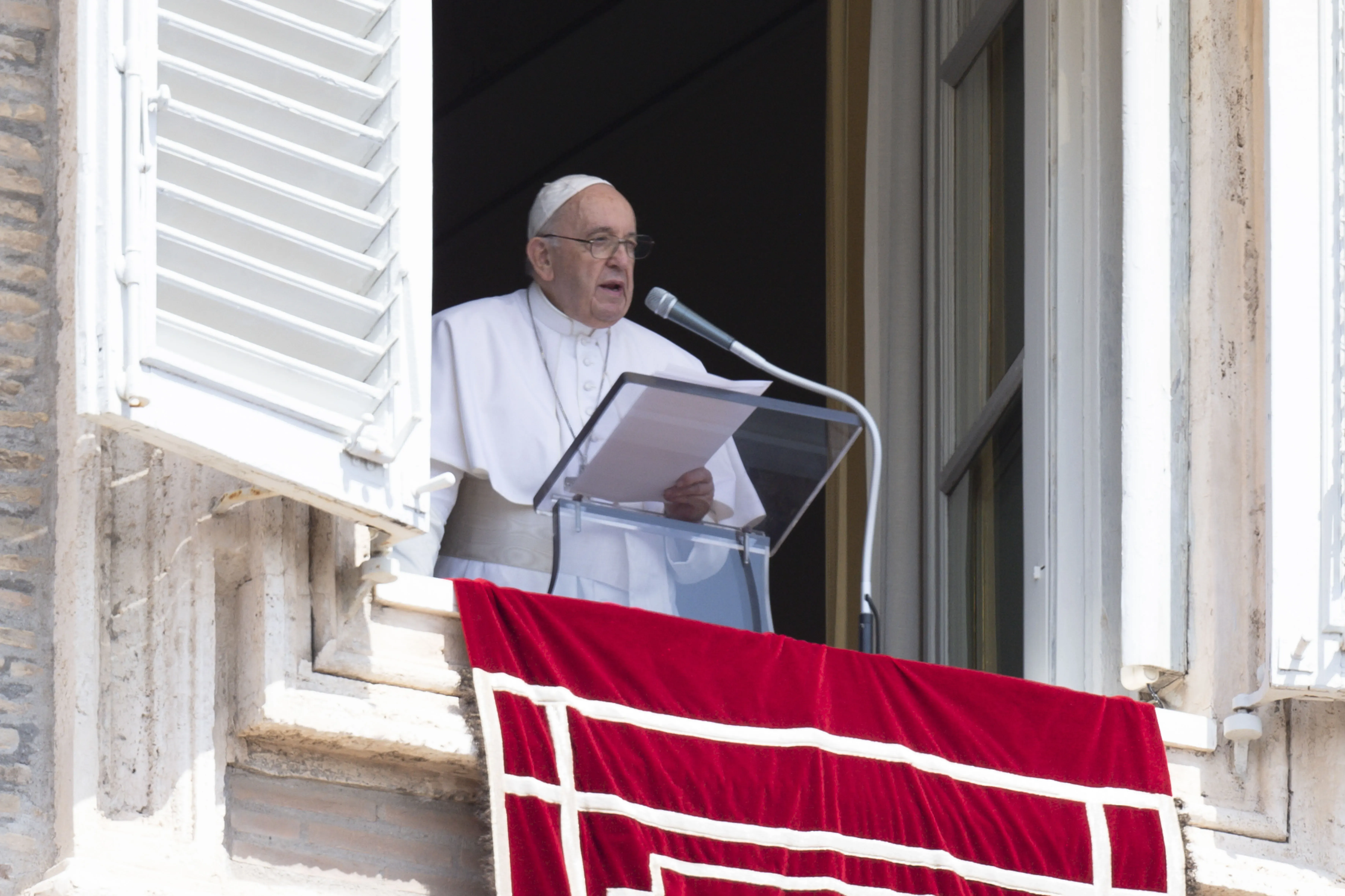 Pope Francis on Assumption Day: "Do I believe to love is to reign, and to serve is power?"