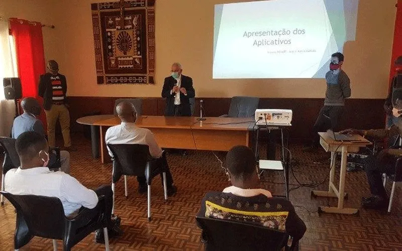 A presentation on the application during its launch on August 4. / Vatican News