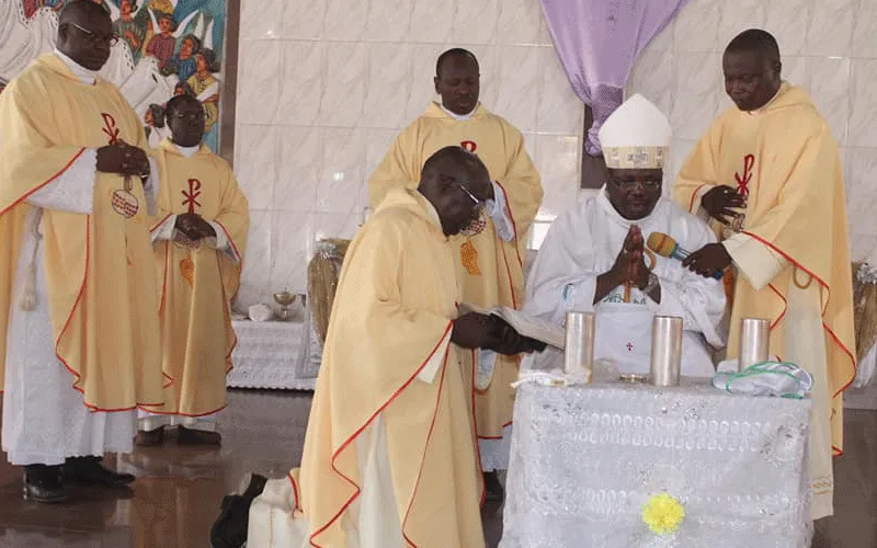 Bishop Emmanuel Badejo blessing the oils during the Chrism Mass at  at Our Lady of Assumption Cathedral Oyo, April 7, 2020. / Oyo Diocese