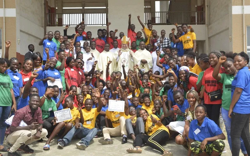Archbishop Dagoberto Campos Sala, Apostolic Nuncio to Liberia, Sierra Leone and the Gambia with young people of Liberia after the closing Mass of the National Youth Gathering in Monrovia, Sunday February 16, 2020. / CABICOL