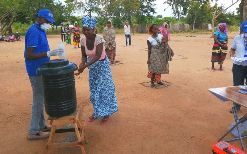 A woman washes her hands at shelter distribution for displaced families in Metuge district in Cabo Delgado. / United Nations Office for the Coordination of Humanitarian Affairs (OCHA).