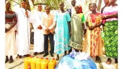 Members of the Society of Missionaries of Mary Immaculate (MMI) partnering with the Catholic Agency for Overseas Development (CAFOD) to provide food and torchlights to hundreds of flood-affected populations in South Sudan. / ACI Africa