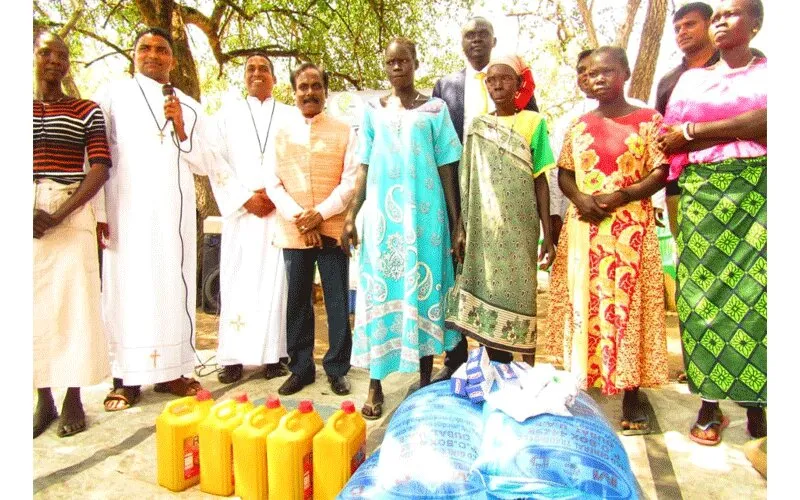 Members of the Society of Missionaries of Mary Immaculate (MMI) partnering with the Catholic Agency for Overseas Development (CAFOD) to provide food and torchlights to hundreds of flood-affected populations in South Sudan. / ACI Africa