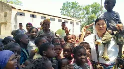 A Catholic Sister in Cabo-Delgado Province interacting with children / Aid to the Church in Need (ACN) International