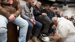 Pope Francis washes inmates’ feet at Rome’s Regina Coeli Prison on Holy Thursday, March 29, 2018. | Vatican Media.