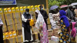 Caritas Ethiopia distributes food items to victims of Tigray war. Credit: CBCE