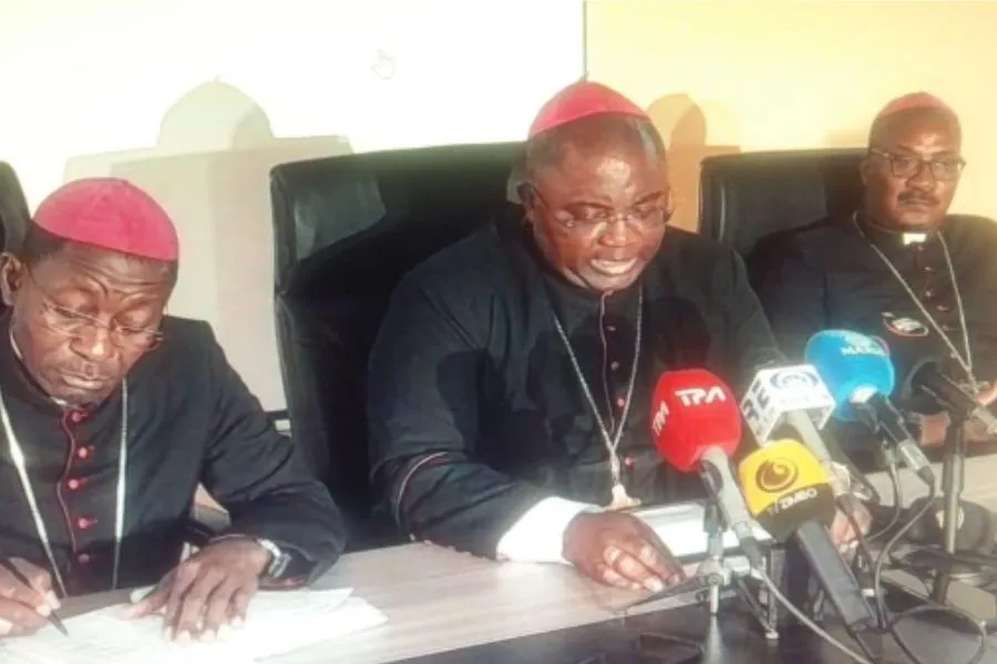 Bishop Antonio Lunguieki (left), Bishop Belmiro Tchissengueti (center) and Bishop Mauricio Camuto (right) during the 28 August press conference. Credit: ACI Africa