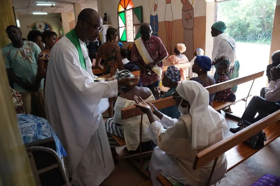Holy Mass in Burkina Faso. Credit: Aid to the Church in Need