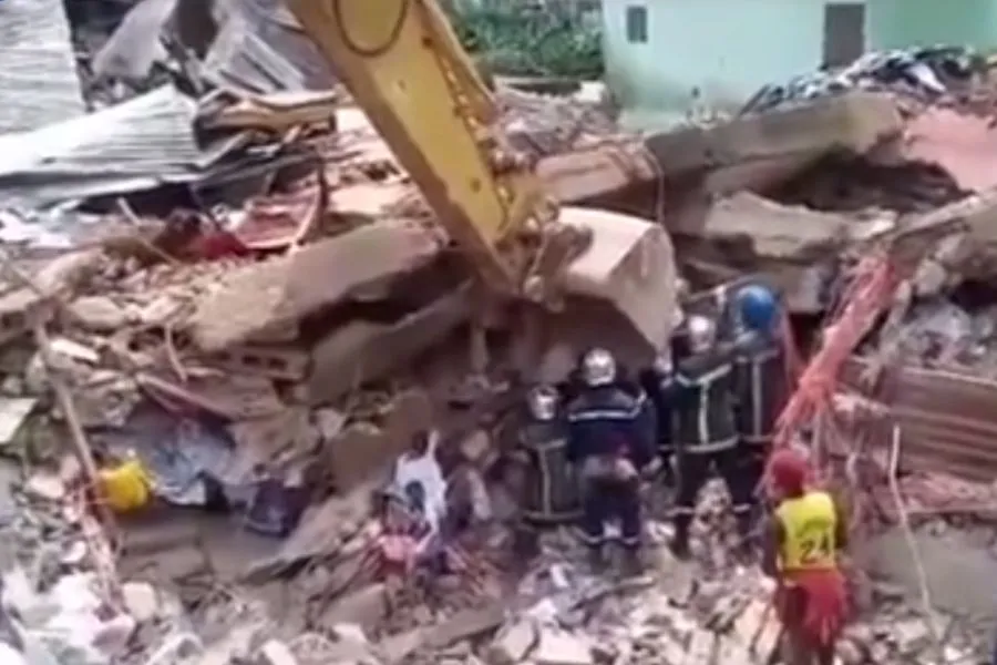 Rescuers dig through rubble of the collapsed building in the Ndogbong neighborhood in Douala. Credit: ACI Africa