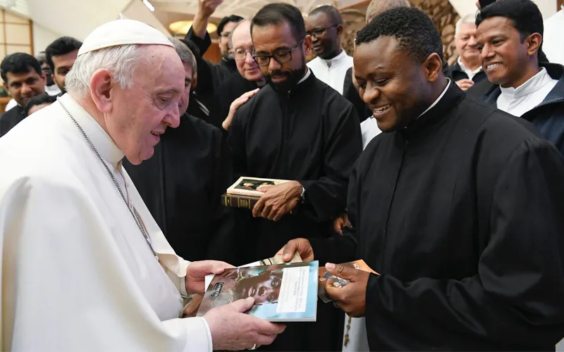 Fr. Banyuzukwabo Laurianus Tuyisabe explains contents of his books on Immigration to Pope Francis on February 26. Credit: Fr. Banyuzukwabo Laurianus Tuyisabe