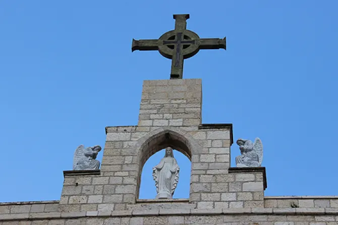 A cross atop the seminary in Beit Jala, Palestine. | Aid to the Church in Need.