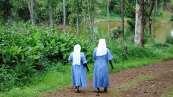 Daughters of the Resurrection walking in Bukavu/ Credit: Aid to the Church in Need (ACN)