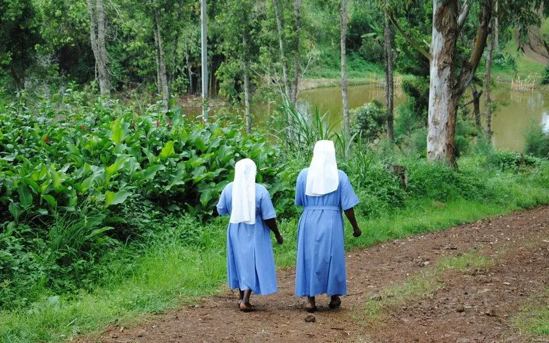 Daughters of the Resurrection walking in Bukavu/ Credit: Aid to the Church in Need (ACN)
