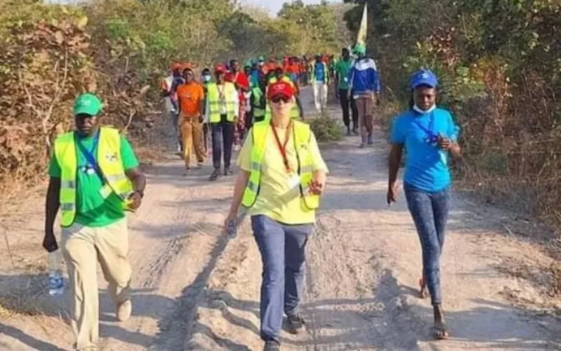 Sr. Orla Treacy, IBVM (front center) along with other pilgrims during the seven-day pilgrimage for peace from Rumbek to Tonj. Credit: Good News Radio/Rumbek Diocese