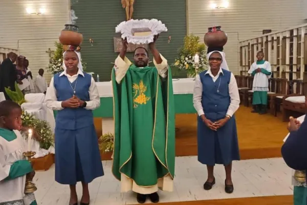 Enthronement of the Word of God at the Assumption of our Lady Parish of the Catholic Archdiocese of Harare, Zimbabwe, on Sunday, 21 January 2013. From left: Sr. Marie Chantal Musabyimana, Fr. Thomas kambire, and Sr Merceline Oduor.
Credit: Daughters of St. Paul/Harare/Zimbabwe