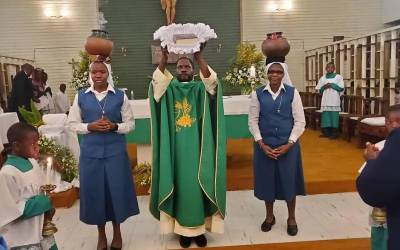 Enthronement of the Word of God at the Assumption of our Lady Parish of the Catholic Archdiocese of Harare, Zimbabwe, on Sunday, 21 January 2013. From left: Sr. Marie Chantal Musabyimana, Fr. Thomas kambire, and Sr Merceline Oduor.
Credit: Daughters of St. Paul/Harare/Zimbabwe