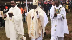 Fr. Victor Mbuthia (left) during the 2023 MYM annual Archdiocesan Mass. Credit: ACI Africa