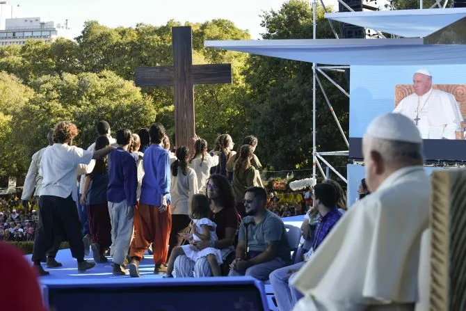 Pope Francis at WYD Stations of the Cross: "Jesus wipes away our hidden tears"
