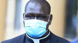 Fr. Richard Oduor who has been freed on cash bail by the magistrate at Kenya’s Milimani Law Court. He is accused of “negligently” spreading COVID-19. He has denied the charges