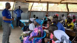 André Atsu, Regional Director for JRS Eastern Africa addressing the students of the Adult English Class in Doro Camp, South Sudan. / Jesuit Refugee Service (JRS)