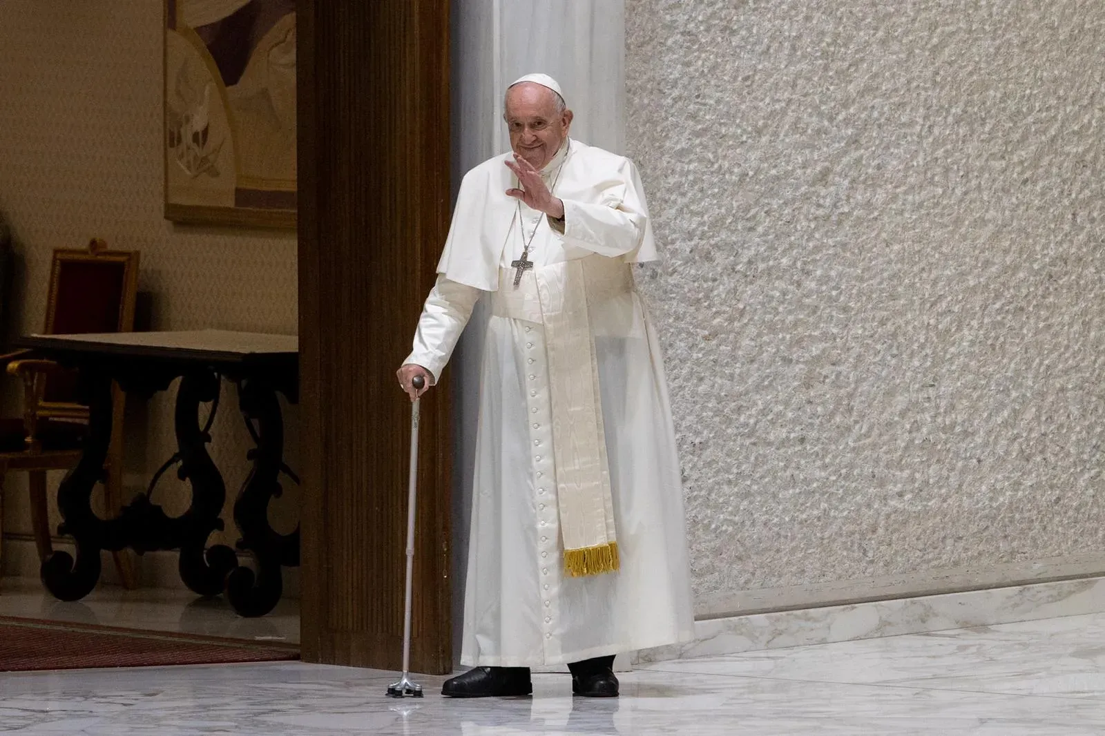 Pope Francis walked with a cane into Paul VI Hall for his Wednesday audience on Aug. 3, 2022. Daniel Ibanez/CNA