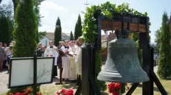 Bishop Gebhard Fürst blesses the bell from St. Albertus Magnus in Oberesslingen in front of the church in Żegoty (Siegfriedswalde), Germany, which has now returned to its homeland of Poland. | Credit: Diocese of Rottenburg-Stuttgart/Arkadius Guzy
