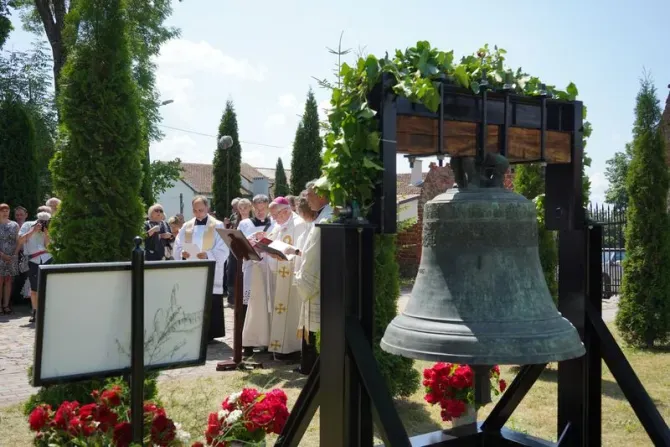 Bishop Gebhard Fürst blesses the bell from St. Albertus Magnus in Oberesslingen in front of the church in Żegoty (Siegfriedswalde), Germany, which has now returned to its homeland of Poland. | Credit: Diocese of Rottenburg-Stuttgart/Arkadius Guzy
