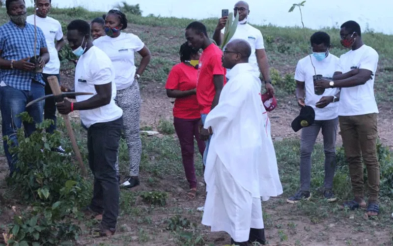 Some members of the Ignitian Youth Network (IYNIGO), a youth
Empowerment wing of the Arrupe Jesuit Institute in Ghana with the Founding Director of the Arrupe Jesuit Institute, Fr. Kpanie Addy, SJ preparing for the tree planting exercise. / Denis Eyram Quashie