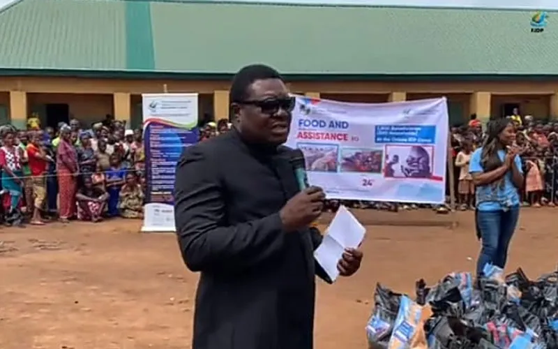 Fr. Remigius Ihyula addressing IDPs at a food distribution event at the Ortese IDP Camp in Makurdi. Credit: Courtesy Photo