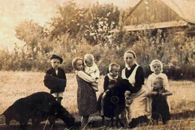 Wiktoria Ulma with six of her children. | The Ulma Family Museum of Poles Saving Jews in World War II.