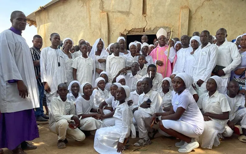Archbishop Ignatius Ayau Kaigama with catecumens at St. Paul’s Pastoral Area in Sauka Wasa, Abuja. Credit: Abuja Archdiocese