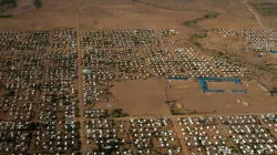Aerial photos of Kakuma (L) and Dadaab (R) refugee camps in Kenya. Credit: United Nations High Commissioner for Refugees (UNHCR)