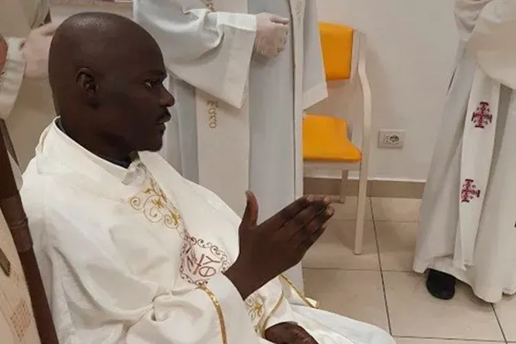 The late Fr. Livinius Esomchi Nnamani in his hospital room/ Vatican Media.