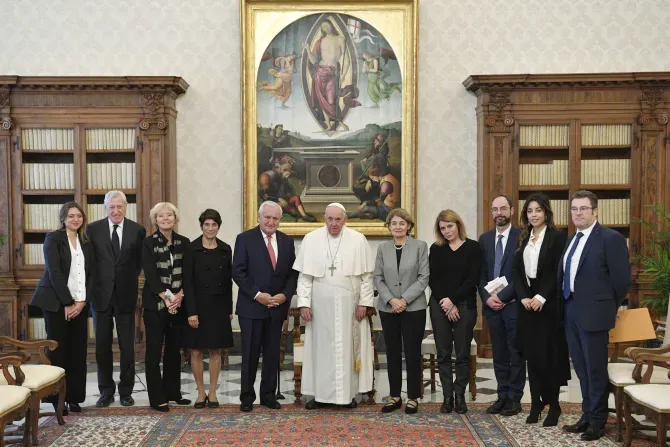 Pope Francis with members of the group Leaders Pour la Paix at the Vatican, Dec. 2, 2022 | Vatican Media