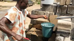 A member of Nkerefi community in Nigeria's Enugu Diocese fetches water from a facility facilitated by Salesian Missionaries. / Agenzia Info Salesiana (ANS)