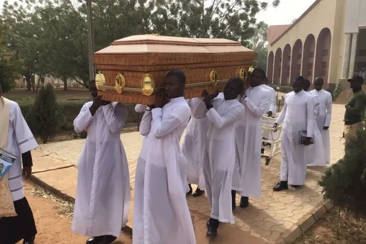 Seminarians carry the coffin of their colleague Michael Nnadi during his burial on 11 February 2020/ Aid to the Church in Need