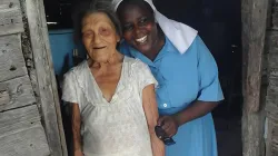 A Religious Sister poses with an elderly woman at Palma Soriano in Cuba's Archdiocese of Santiago/ Credit: Aid to the Church in Need
