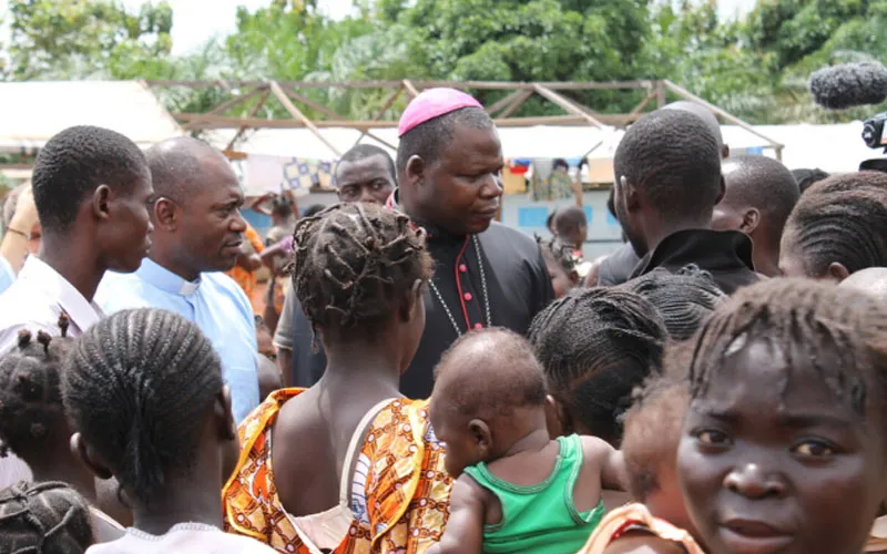 Cardinal Dieudonné Nzapalainga with IDPs. Credit: ACN