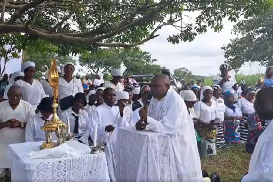 Bishop Isaac Dugu prays with pilgrims during the Marian pilgrimage in Nigeria’s Catholic Diocese of Makurdi. Credit: Catholic Diocese of Makurd