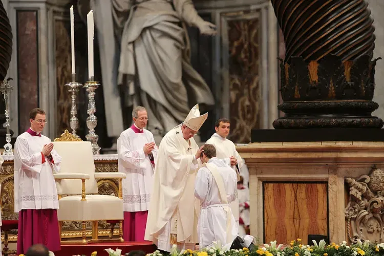 Pope Francis ordains a priest in St. Peter's Basilica, April 26, 2015./ Bohumil Petrik/CNA.