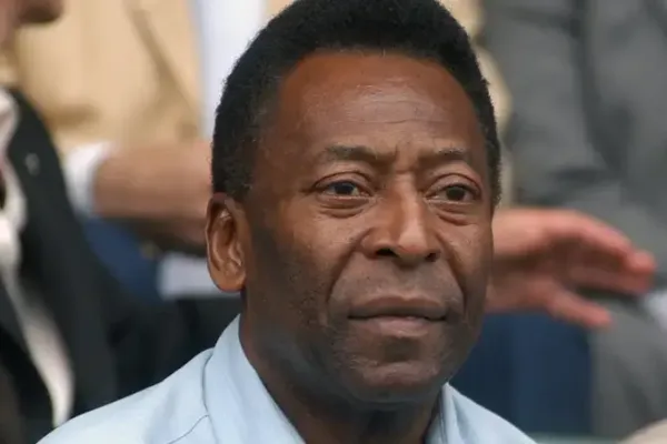Hundreds of Fans of Soccer Legend Pelé Pray in Front of Hospital for his Recovery