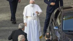 Pope Francis stands outside a car during the general audience June 30, 2021./ Pablo Esparza/CNA.