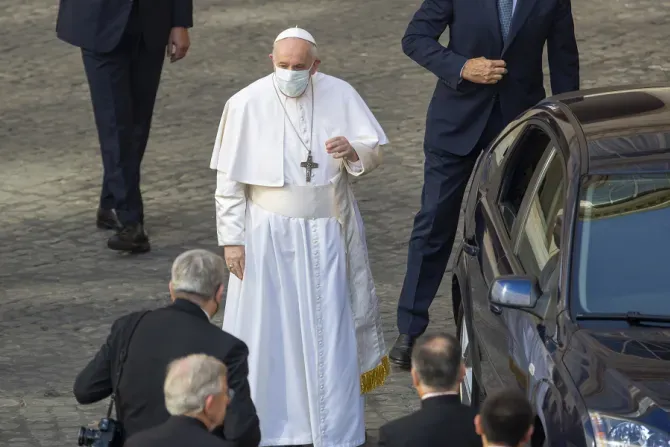 Pope Francis stands outside a car during the general audience June 30, 2021./ Pablo Esparza/CNA.